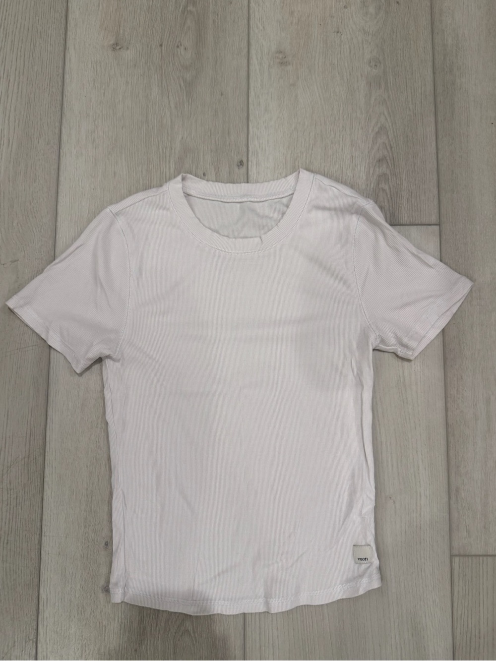 Vuori fitted pose white tee size small
